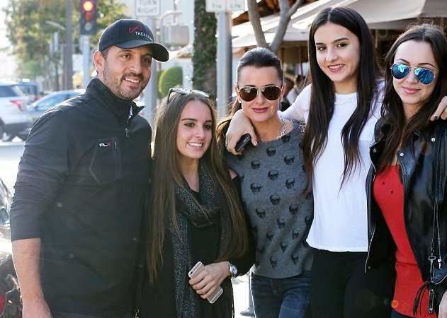 Kyle Richards Family Photos, Husband, Daughters, Net Worth
