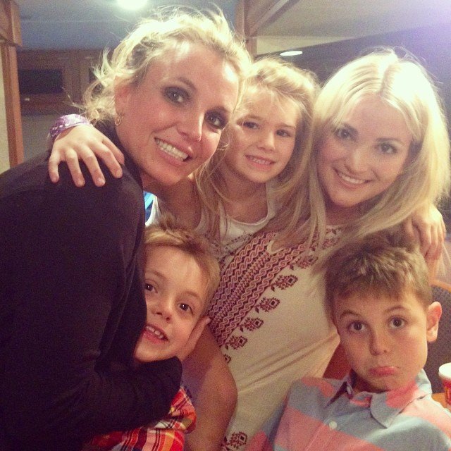 Britney Spears Family Photos, Boyfriend, Sons, Age, Height, Sister