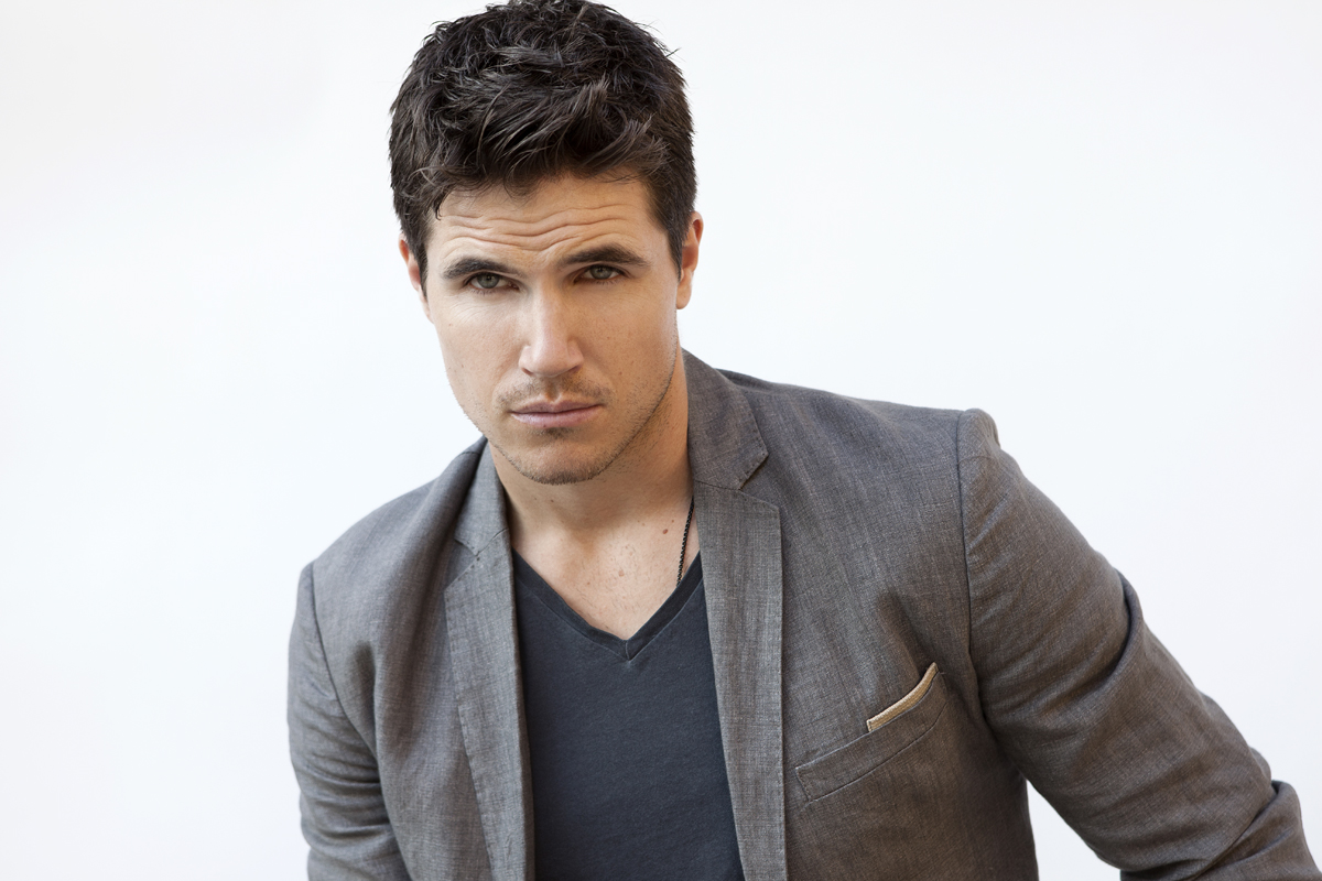 Robbie Amell wife, Age, Height, Net Worth